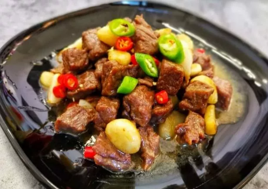 Stir-Fry Beef with Garlic 香蒜牛肉粒