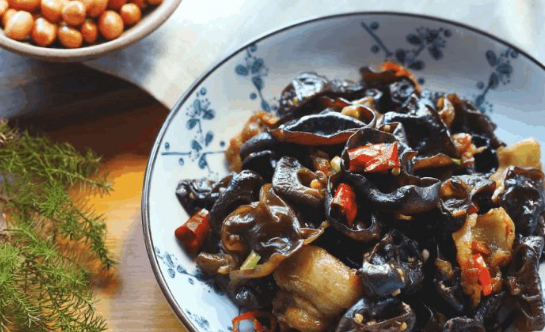 Stir-Fry Pork Belly with Wood Ear and Cabbage 黑木耳白菜炒肉