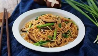Meat Mushroom Fried Noodles 香菇肉燥炒面